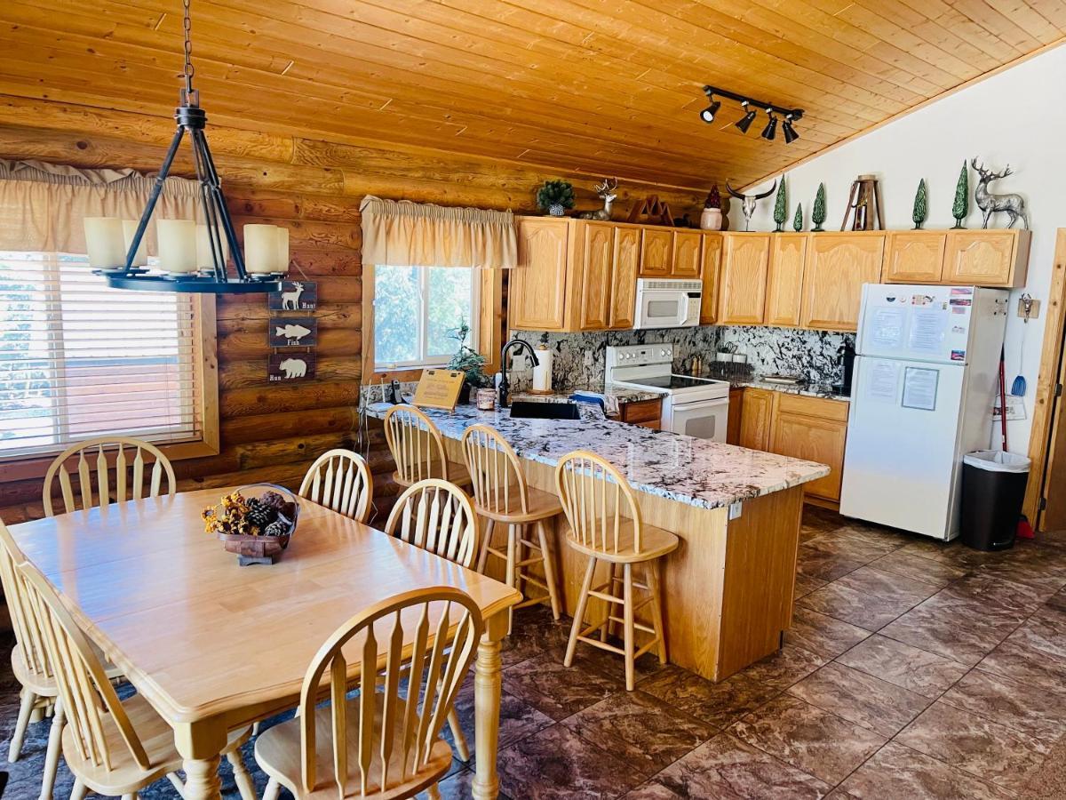 Adventure Awaits 3King Bed,2Bath Log Cabin In Heart Of Duck Creek Village! Esterno foto