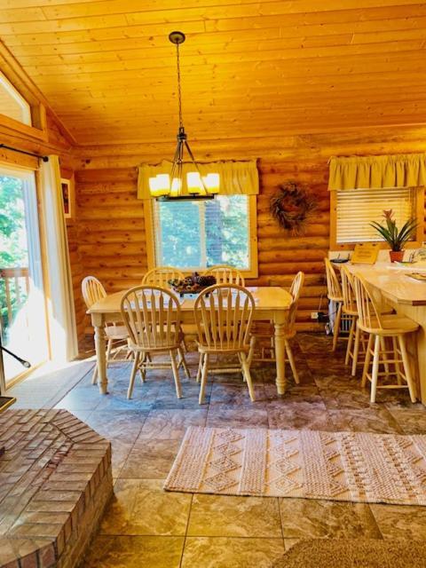 Adventure Awaits 3King Bed,2Bath Log Cabin In Heart Of Duck Creek Village! Esterno foto